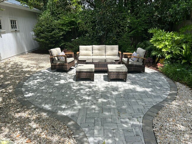 Building Photo - Gorgeous updated furnished cottage!