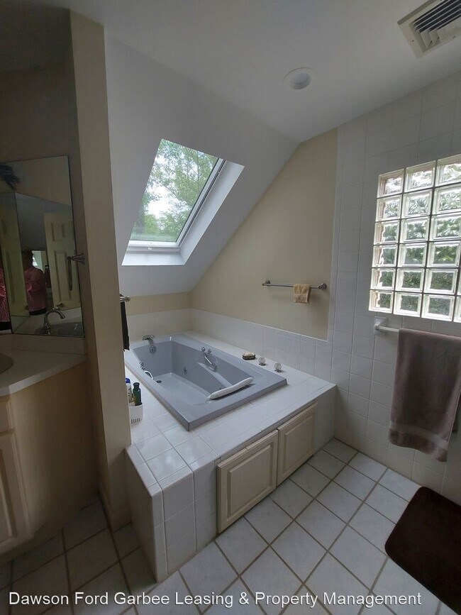 Building Photo - 4 br, 3.5 bath House - 2305 Heronhill Place