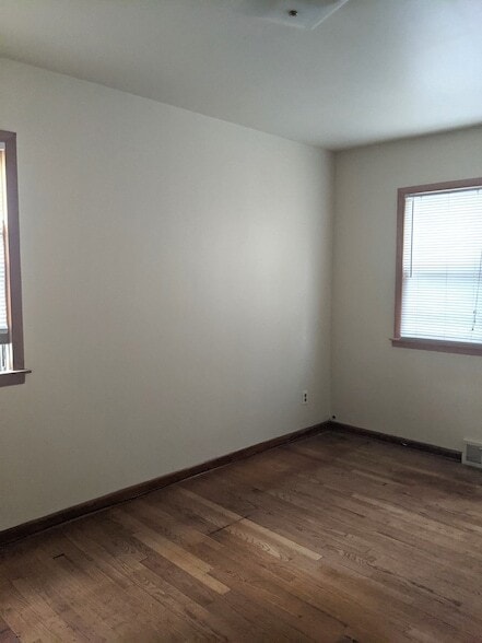 Building Photo - 647 N May St