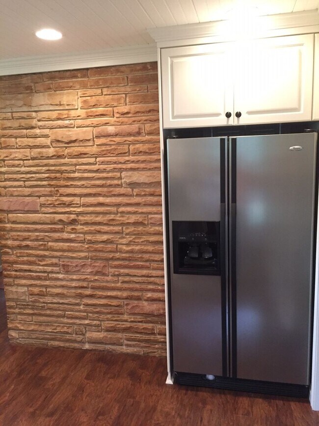 Building Photo - 1218 W White Oak Dr
