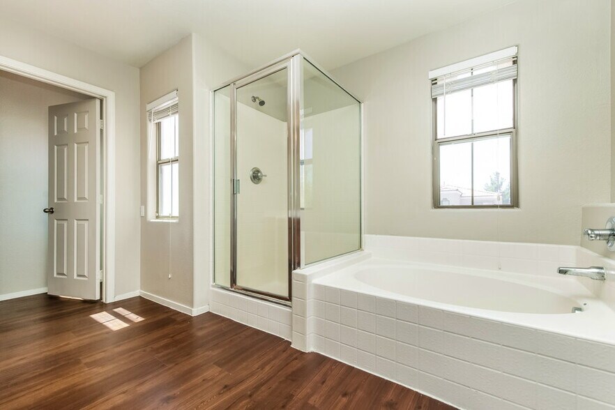 Building Photo - 10016 Bonterra Ave
