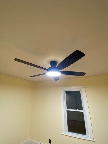 Building Photo - 99 Lyons St