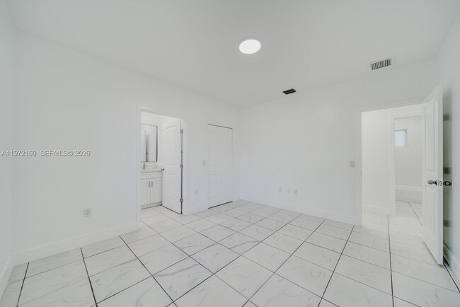 Building Photo - 14710 NE 7th Ct