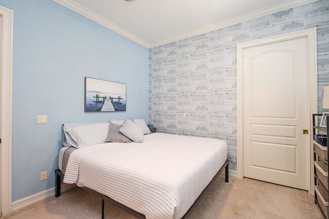 Building Photo - ** THE MOORINGS ** SINGLE FAMILY HOME 3 PL...