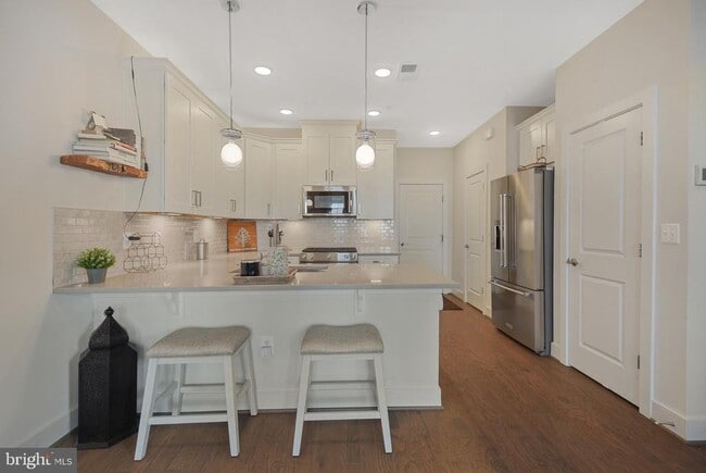 Building Photo - 813 Rockwell Ave