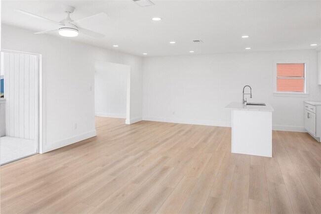 Building Photo - 971 Mary Ann