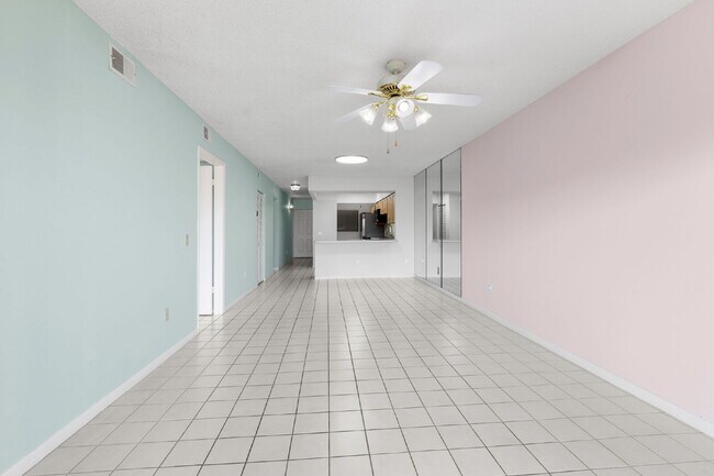 Building Photo - Condo For Rent on ST PETE BEACH!