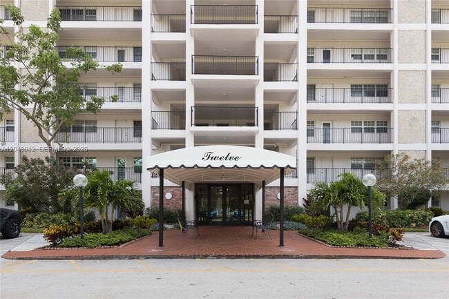 Building Photo - 3250 N Palm Aire Dr