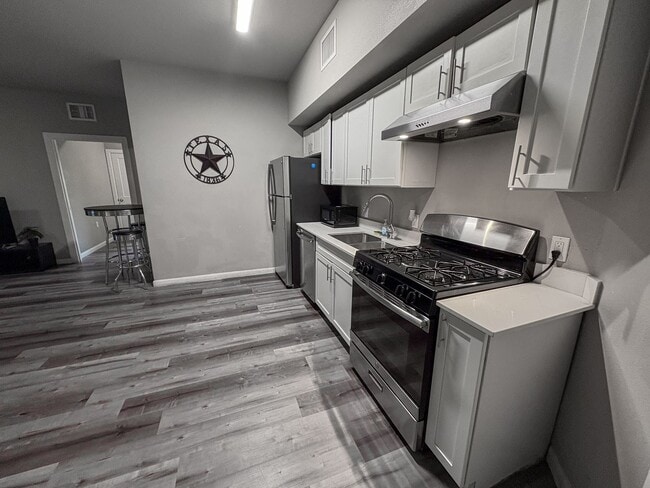 Building Photo - 4 Bed / 2 Bath in West Campus – Bring Your...