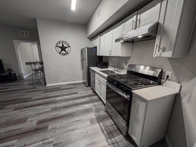 Building Photo - 4 Bed / 2 Bath in West Campus – Bring Your Roommates