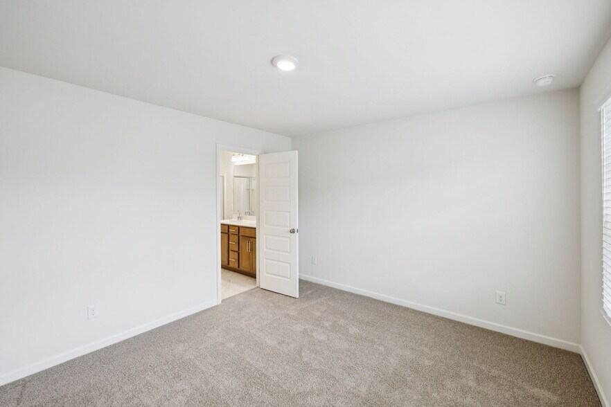 Building Photo - 5350 Bellflower Hls