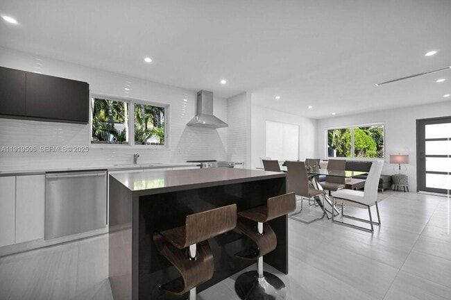 Building Photo - 1546 Van Buren St