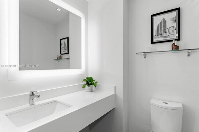 Building Photo - 888 Brickell Key Dr