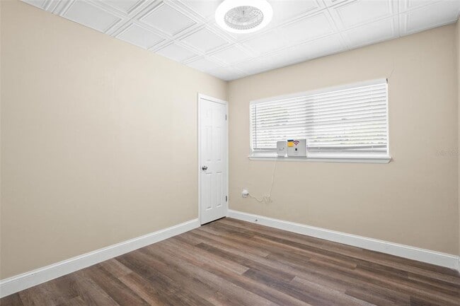 Building Photo - 611 Pinewood Dr