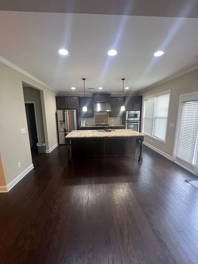Building Photo - Now Ready! Amazing 5 bedroom house with 3 full bathrooms!