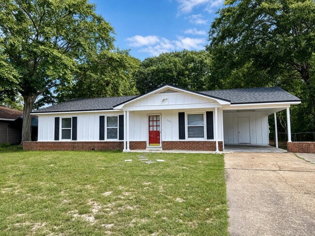 Building Photo - "Charming 3-Bed Oasis with Spacious Living in Fort Walton Beach!"