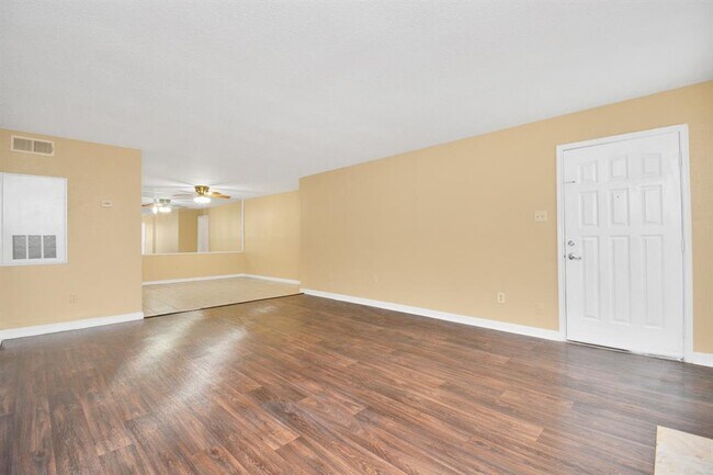 Building Photo - 7400 Bellerive Dr