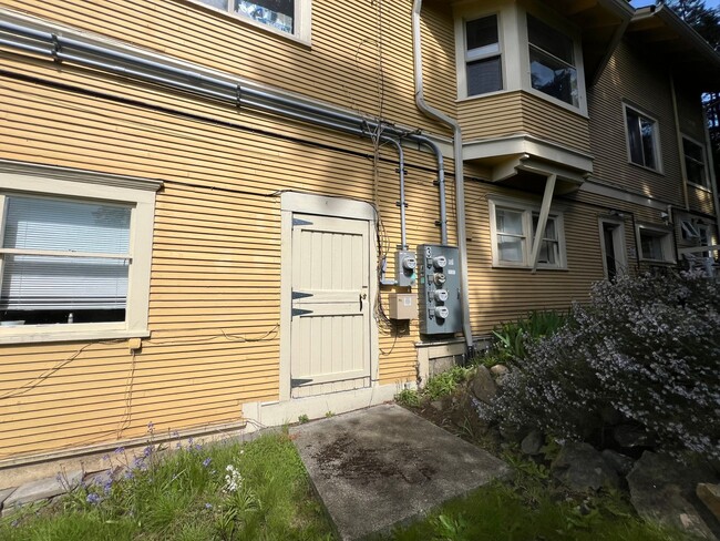 Building Photo - Studio apartment near WWU!