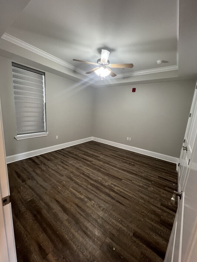 Building Photo - 3900 Lakeshore Blvd E