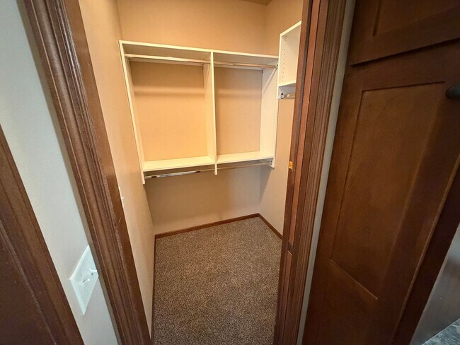 Building Photo - Large Ranch Style Twin Home For Rent