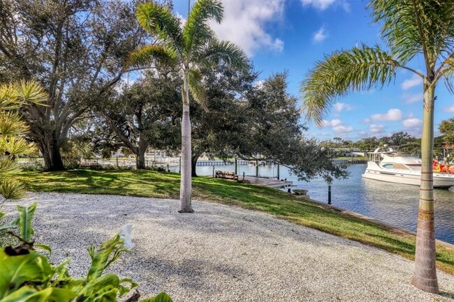 Building Photo - 3601 Coquina Key Dr SE