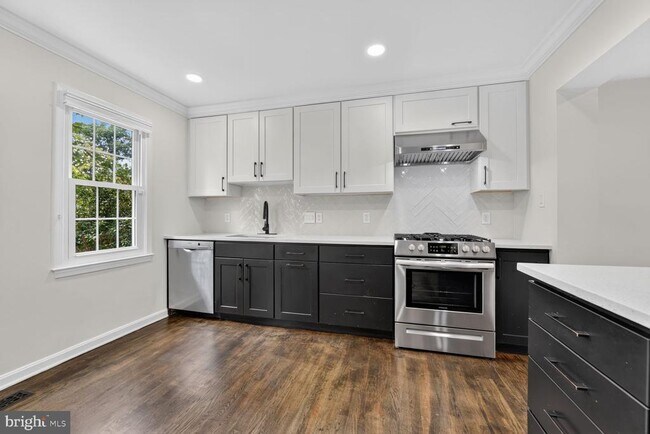 Building Photo - 7426 Hallcrest Dr