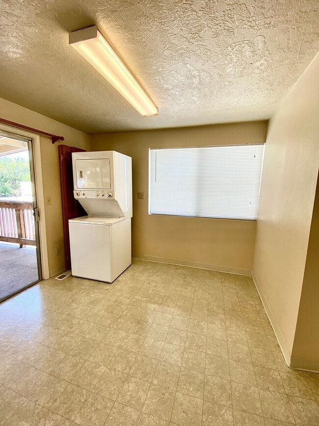 Building Photo - 2 Bedroom 1 Bath Units