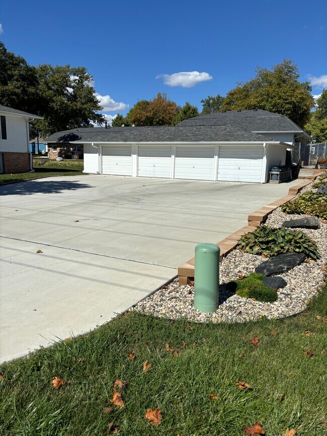 Garages - 4713 Ontario St