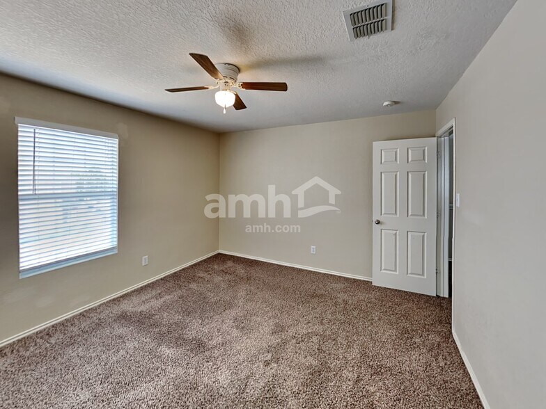 Building Photo - 3739 Hideaway Grn