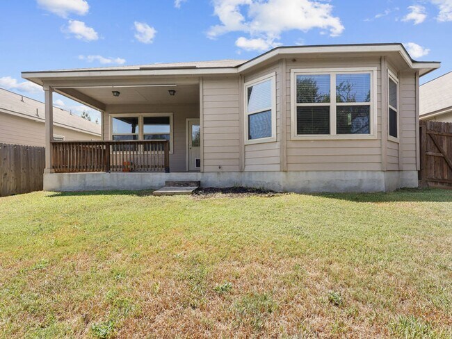 Building Photo - Charming Home Awaits: Spacious & Modern Li...