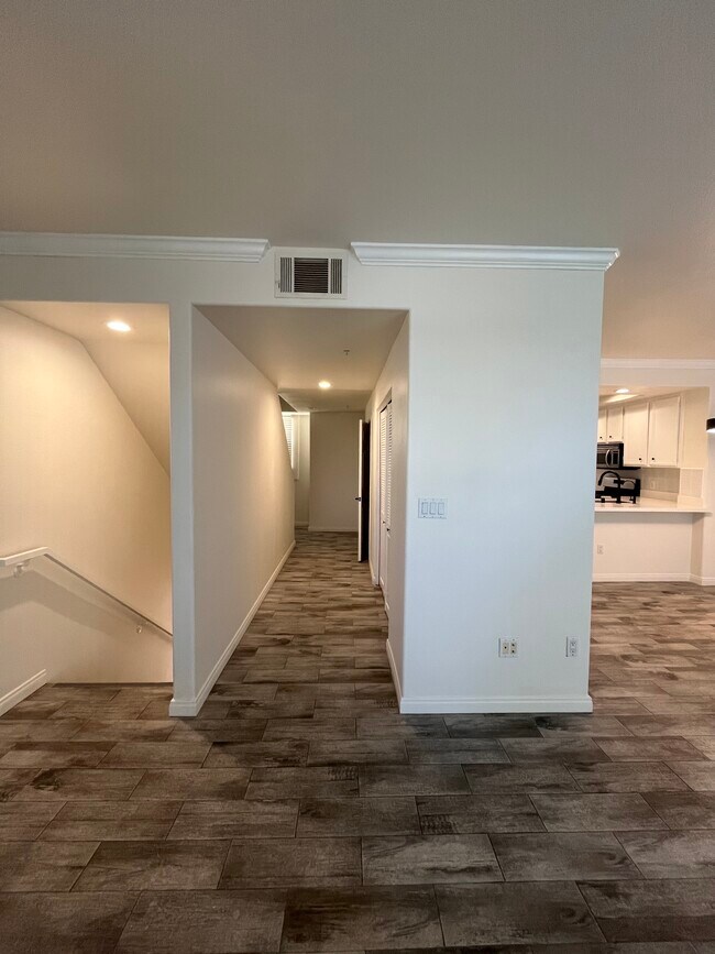 Building Photo - 5260 Premiere Hls Dr