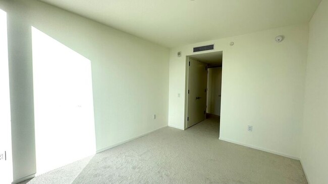 Building Photo - 1000 Auahi St