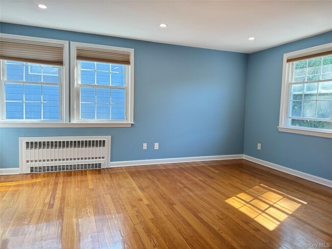 Building Photo - 270 Gainsborg Ave E
