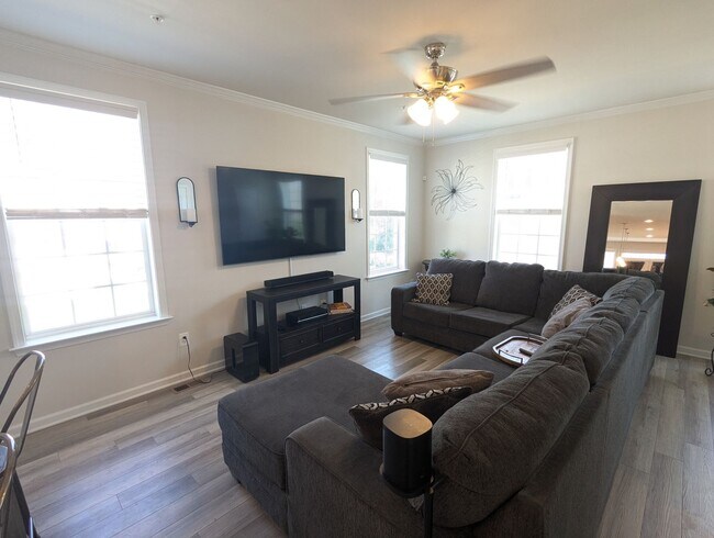 Building Photo - END UNIT newer build in ideal Frederick lo...
