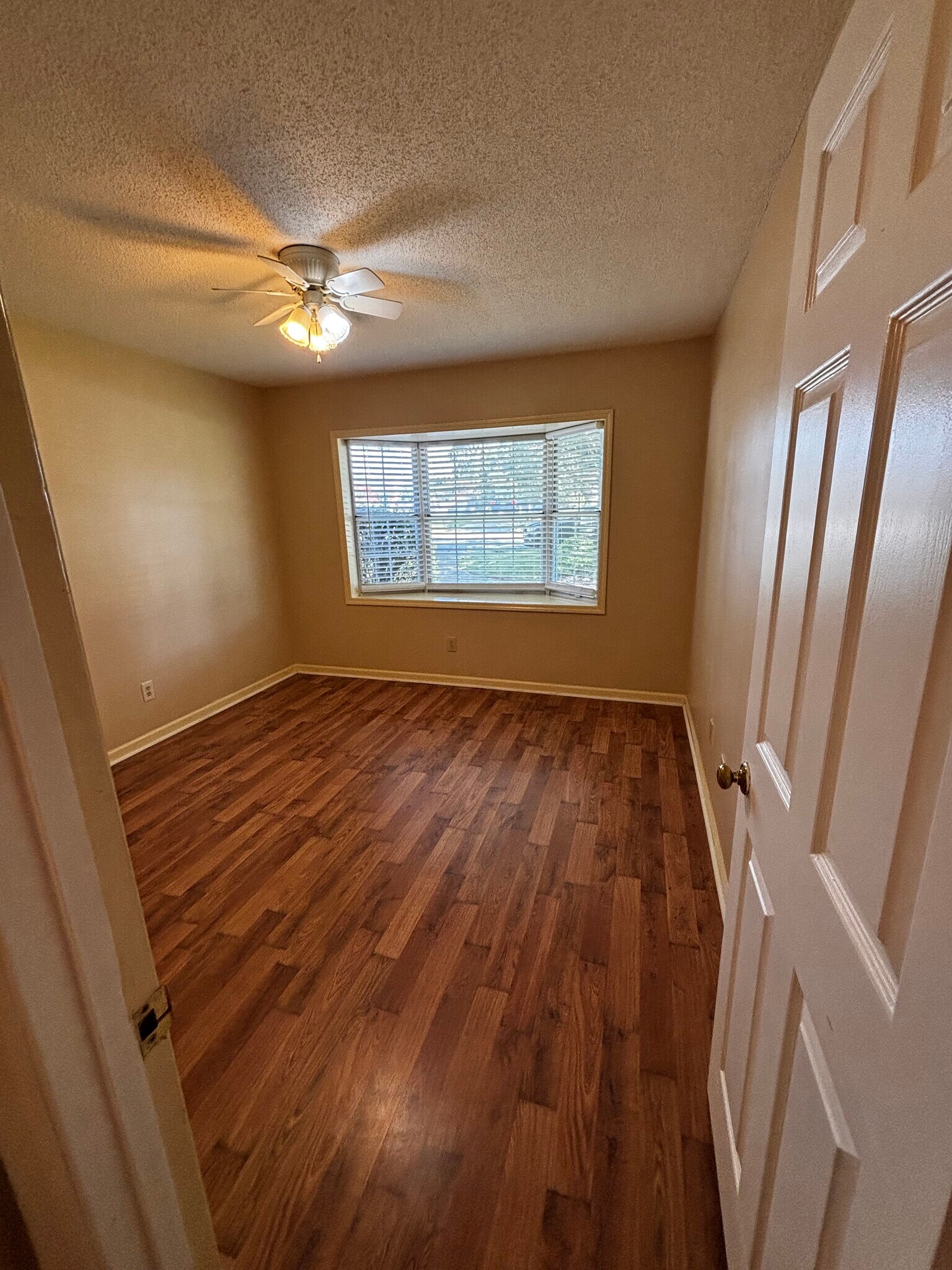 Bay window room - 2108 Hamilton Pl N
