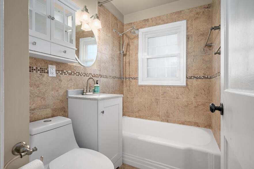 Building Photo - 2820 Idaho Ave S