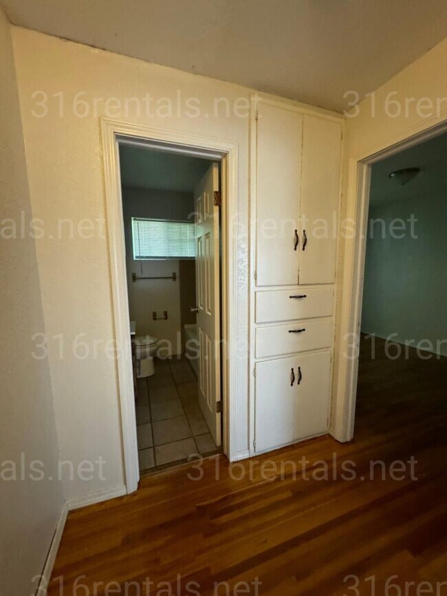 Building Photo - $695- 2 bed 1 bath bi-level apartment with...