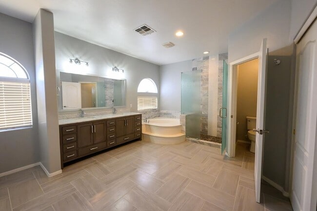 Building Photo - 2521 W Tumbleweed Dr