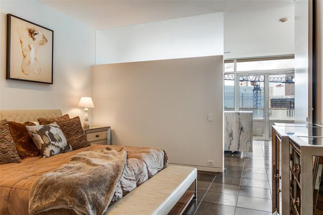 Building Photo - 2430 Victory Park Ln