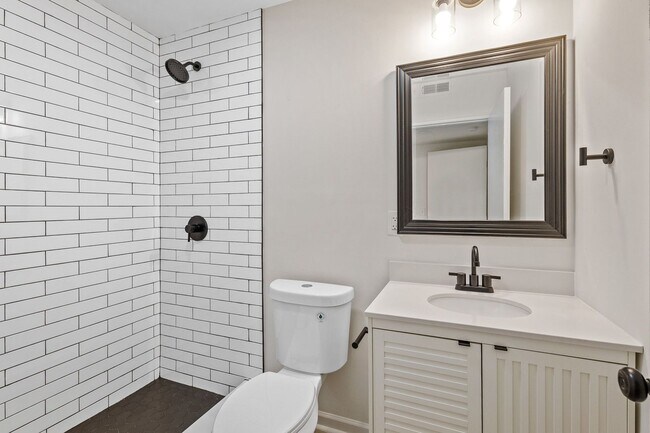 Interior Photo - 1121 W End Blvd