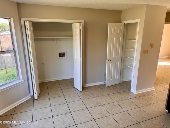 Building Photo - 7011 Hampton Dr