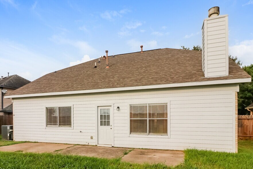 Building Photo - 22835 W Waterlake