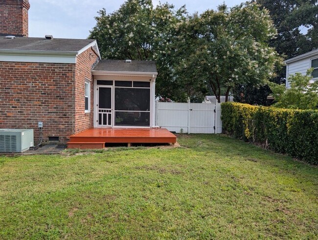 Building Photo - 4 Bedroom West End Home - Garage and Fenced Backyard!