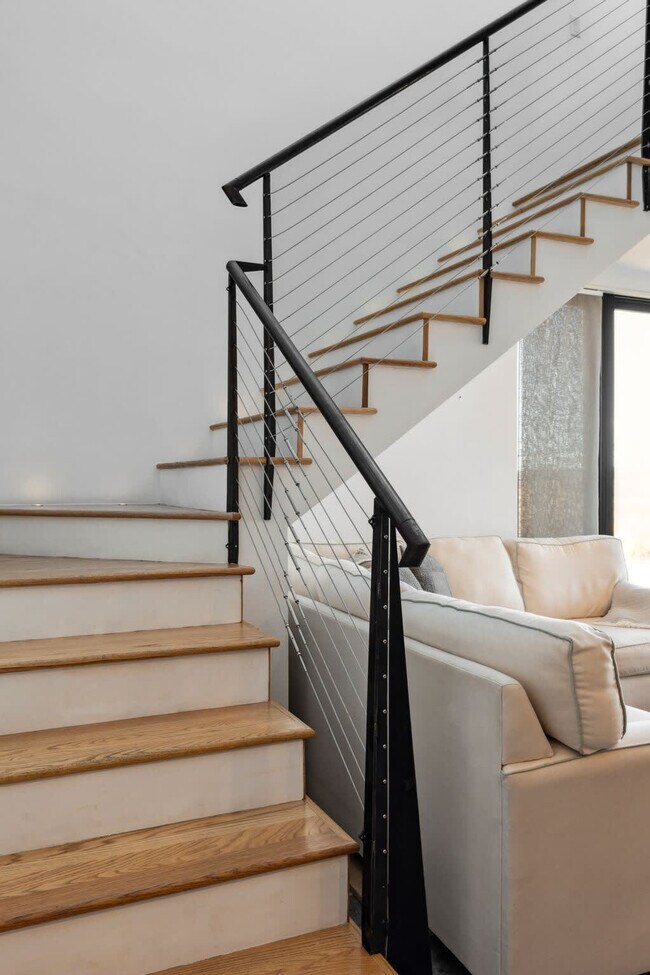 Building Photo - 10 Anchor St