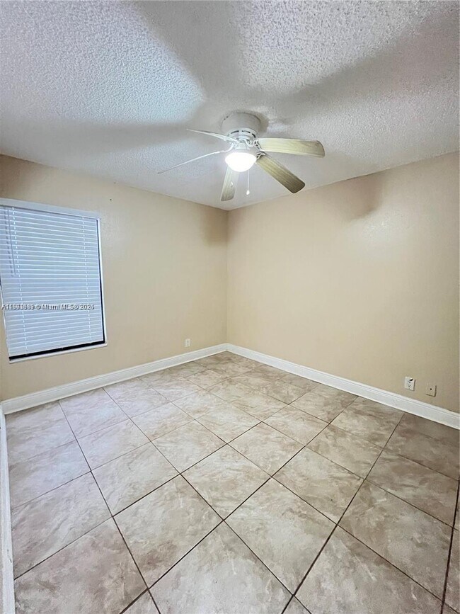 Building Photo - 1523 Lake Crystal Dr