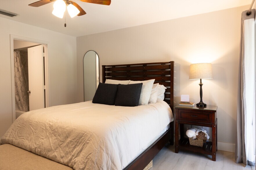 Building Photo - 906 Sunridge Dr