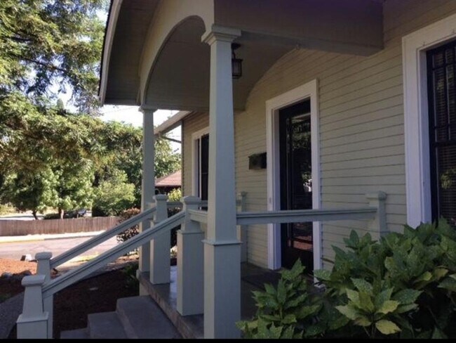 Building Photo - 1002 NW Lawnridge Ave
