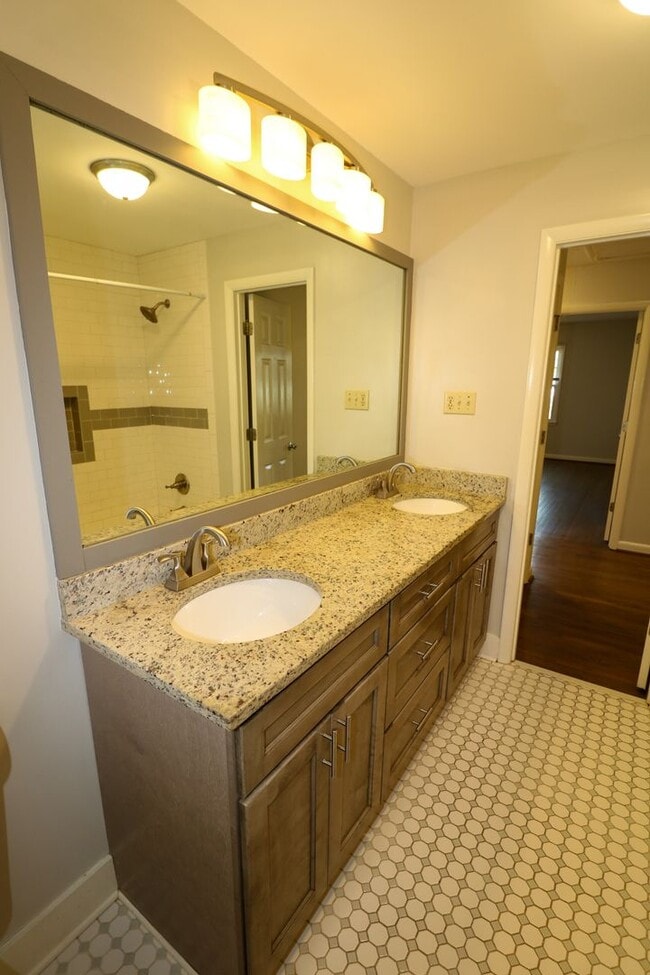 Building Photo - Large Family Home Pell City, AL