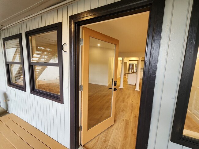 Building Photo - Gorgeous Remodeled 3 bed 2.5 bath in West ...