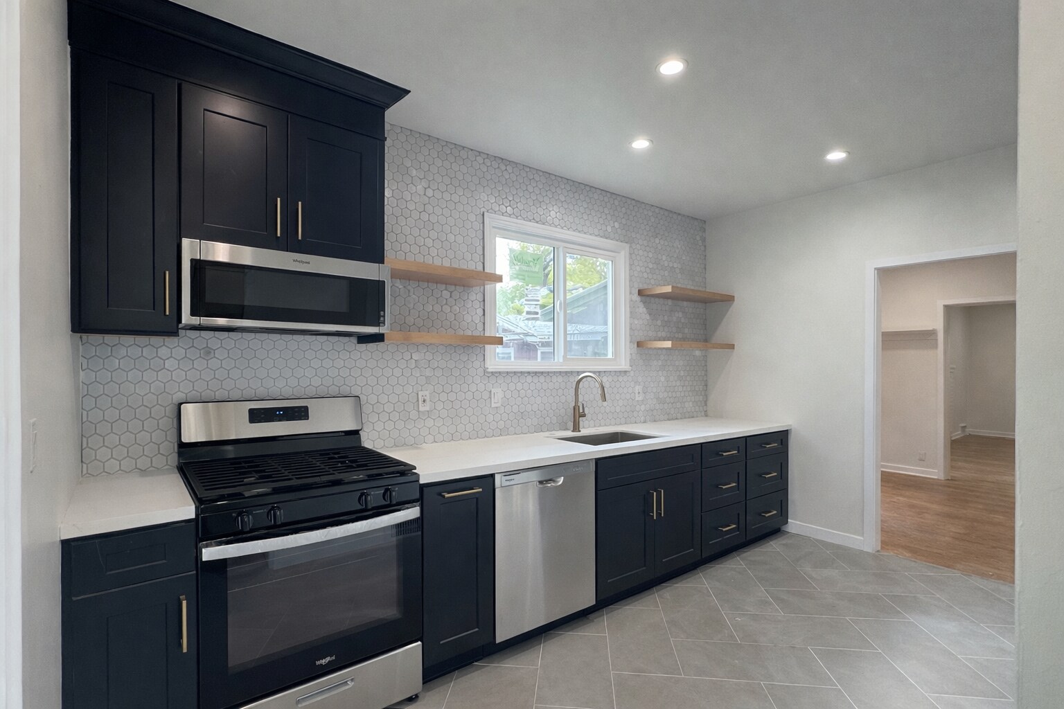 Building Photo - 582 N Oakland Ave